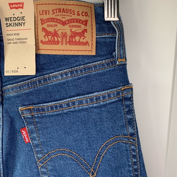 ⭐️ Levi’s wedgie fit skinny jean in devil medium wash - Picture 13 of 13